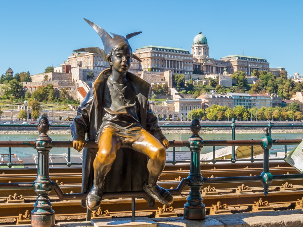 Qué ver en Budapest en 3 días - Estatua de la Pequeña Princesa con el Castillo de Buda de fondo