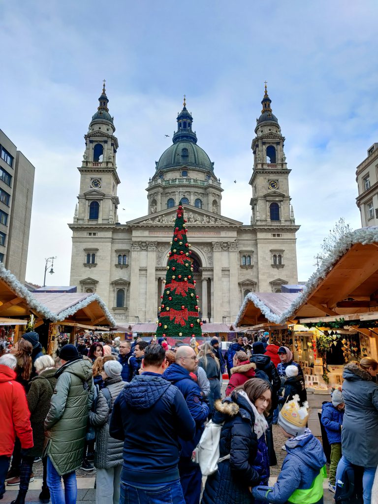 Qué ver en Budapest en 3 días - Basílica de San Esteban con mercadillos de Navidad