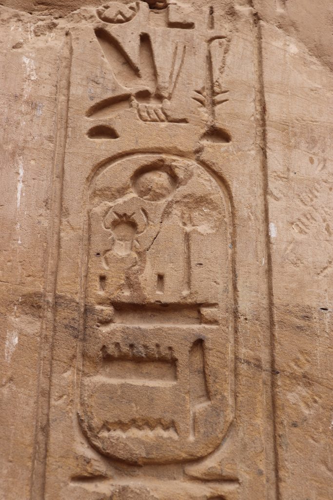 Cómo visitar el Templo de Karnak - Cartucho Real de Tutmosis III