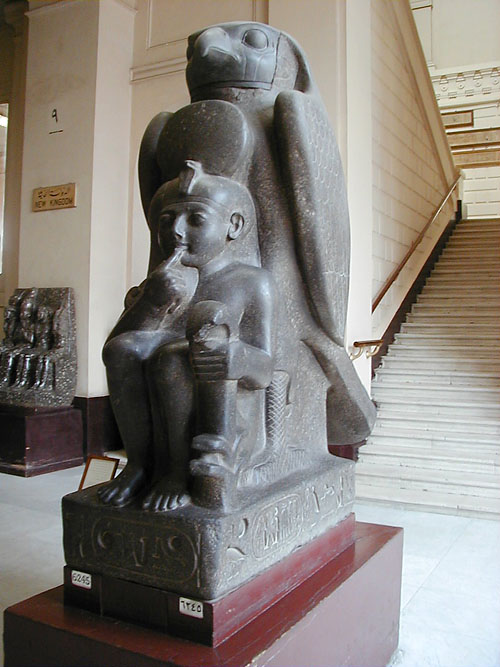 qué ver en el Museo Egipcio del Cairo por libre - Estatua de Ramsés II de niño y el dios Horun 