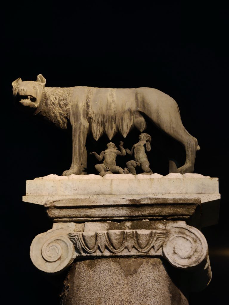 Cómo visitar y qué ver en el Palatino - Estatua de Luperca amamantando a Rómulo y Remo en la Plaza del Campidoglio