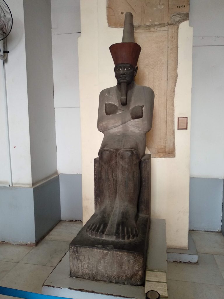 qué ver en el Museo Egipcio del Cairo por libre - Estatua sentada pintada del rey Mentuhotep II