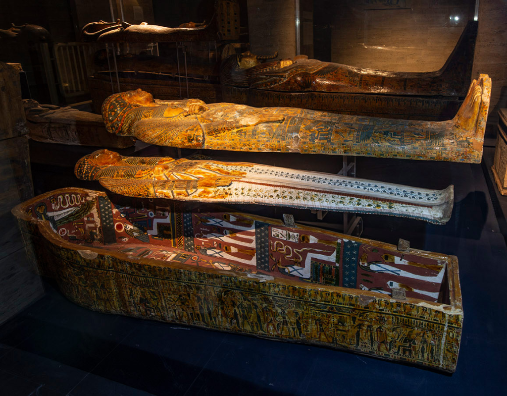 qué ver en el Museo Egipcio del Cairo por libre - Ataúd interior y tablero de momia de Meritamon